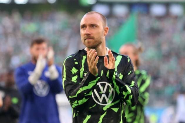 VfL vs. Köln, 1. BL Wolfsburg, 13.09.2025, FUßBALL - VfL Wolfsburg vs. 1. FC Köln, 1. BL, Saison 2025 26. Christian Eriksen (VfL Wolfsburg) bedankt sich bei den Fans. Wolfsburg *** VfL vs Cologne, 1 BL Wolfsburg, 13 09 2025, FOOTBALL VfL Wolfsburg vs 1 FC Cologne, 1 BL, Season 2025 26 Christian Eriksen VfL Wolfsburg thanks the fans Wolfsburg