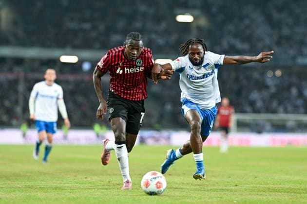 2. Bundesliga - Hannover 96 - Hertha BSC Berlin am 13.09.2025 in der HDI Arena in Hannover Mustapha Bundu (Hannover) im Zweikampf gegen Deyovaisio Zeefuik (Berlin). *** 2 Bundesliga Hannover 96 Hertha BSC Berlin on 13 09 2025 at the HDI Arena in Hannover Mustapha Bundu Hannover in a duel against Deyovaisio Zeefuik Berlin MT