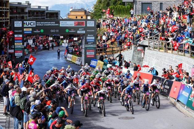 2025 UCI Mountain Bike World Championships Picture by Ed Sykes SWpix.com - 14 09 2025 - Cycling - 2025 UCI Mountain Bike World Championships - Cross-country Olympic - Crans-Montana, Valais, Switzerland - Women U23 - Race Start Copyright: x xSWpix.comx(t axPhotographyxHubxLtd)xEdxSykes SWpix.comx SWP-3030-4344