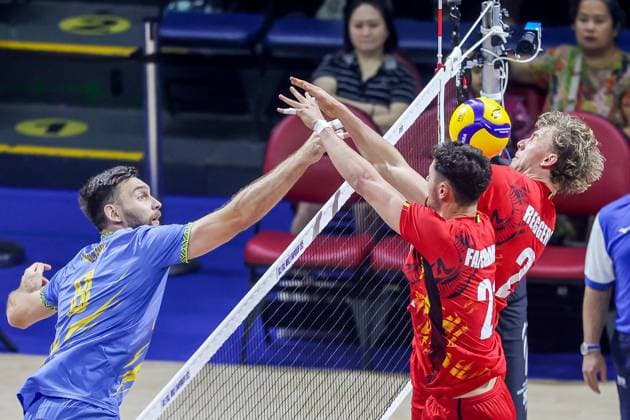 (250914) -- QUEZON CITY, Sept. 14, 2025 -- Dmytro Yanchuk (L) of Ukraine competes during the pool F match between Belgium and Ukraine at the FIVB Men s World Championship, WM, Weltmeisterschaft 2025 in Quezon City, the Philippines, on Sept. 14, 2025. ) (SP)PHILIPPINES-QUEZON CITY-VOLLEYBALL-FIVB MEN S WORLD CHAMPIONSHIP 2025-UKR VS BEL ROUELLExUMALI 