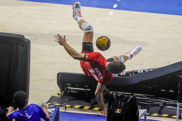 (250914) -- QUEZON CITY, Sept. 14, 2025 -- Seppe Rotty (top) of Belgium tries to save the ball during the pool F match between Belgium and Ukraine at the FIVB Men s World Championship, WM, Weltmeisterschaft 2025 in Quezon City, the Philippines, on Sept. 14, 2025. ) (SP)PHILIPPINES-QUEZON CITY-VOLLEYBALL-FIVB MEN S WORLD CHAMPIONSHIP 2025-UKR VS BEL ROUELLExUMALI 
