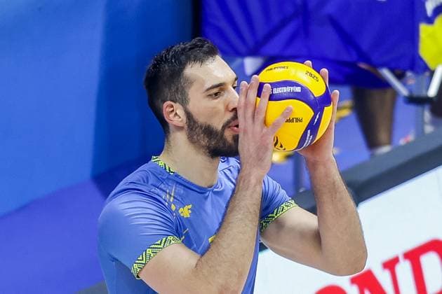 (250914) -- QUEZON CITY, Sept. 14, 2025 -- Yurii Semeniuk of Ukraine prepares to serve during the pool F match between Belgium and Ukraine at the FIVB Men s World Championship, WM, Weltmeisterschaft 2025 in Quezon City, the Philippines, on Sept. 14, 2025. ) (SP)PHILIPPINES-QUEZON CITY-VOLLEYBALL-FIVB MEN S WORLD CHAMPIONSHIP 2025-UKR VS BEL ROUELLExUMALI 
