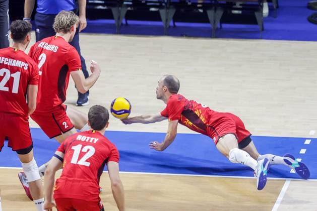 (250914) -- QUEZON CITY, Sept. 14, 2025 -- Stijn D Hulst (R) of Belgium tries to save the ball during the pool F match between Belgium and Ukraine at the FIVB Men s World Championship, WM, Weltmeisterschaft 2025 in Quezon City, the Philippines, on Sept. 14, 2025. ) (SP)PHILIPPINES-QUEZON CITY-VOLLEYBALL-FIVB MEN S WORLD CHAMPIONSHIP 2025-UKR VS BEL ROUELLExUMALI 