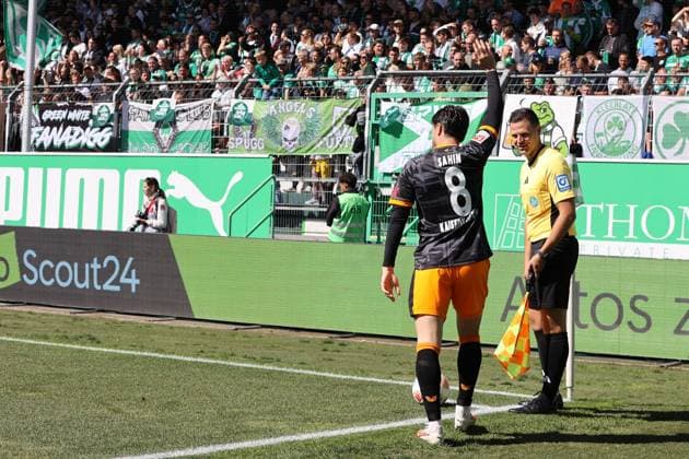 14.09.2025, xmohx, Fussball 2.Bundesliga, SpVgg Greuther Fuerth - 1.FC Kaiserslautern v.l. Semih Sahin (1. FC Kaiserslautern) Eckball (DFL DFB REGULATIONS PROHIBIT ANY USE OF PHOTOGRAPHS as IMAGE SEQUENCES and or QUASI-VIDEO) Fuerth