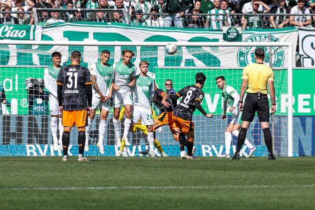 Der Freistoss von Semih Sahin 8 (1. FC Kaiserslautern) geht uebers Tor, resultierte nach der roten Karte an Noah Koenig 17 (Spvgg Greuther Fuerth) (nicht im Bild) durch Referee Schiedsrichter Richard Hempel, SpVgg Greuther Fuerth vs. 1. FC Kaiserslautern, DFL, 2. Bundesliga, Saison 2025 2026, Sportpark Ronhof Thomas Sommer, Hinrunde, 5. Spieltag, 14.09.2025 DFB regulations prohibit any use of photographs as image sequences and or quasi-video Fuerth Bayern Deutschland