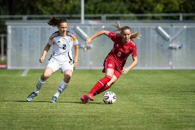 WU17 Länderspiel: Deutschland vs Dänemark; 14.09.25 Eva Hell (Nr.02, Deutschland)Kampf am Kreis Nellie Gejel Mulvad (Nr.08, Dänemark) WU17 Länderspiel: Deutschland vs Dänemark, Stadion am 14.09.25 Copyright: xBEAUTIFULxSPORTS MarioxM.xKobergx