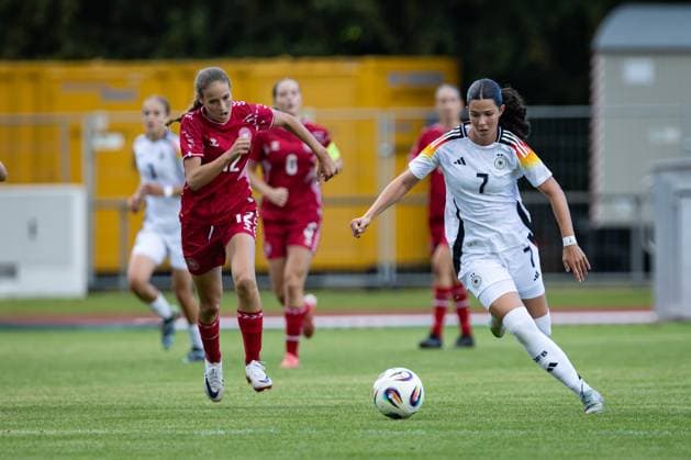 WU17 Länderspiel: Deutschland vs Dänemark; 14.09.25 Indy Kolster (Nr.12, Dänemark) gegen Victoria Säring (Nr.07, Deutschland) WU17 Länderspiel: Deutschland vs Dänemark, Stadion am 14.09.25 Copyright: xBEAUTIFULxSPORTS MarioxM.xKobergx