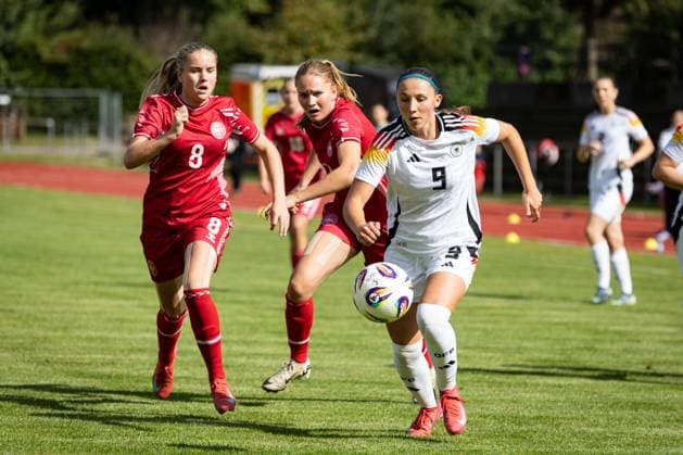 WU17 Länderspiel: Deutschland vs Dänemark; 14.09.25 Emilia Pauls (Nr.09, Deutschland) gegen Nellie Gejel Mulvad (Nr.08, Dänemark) WU17 Länderspiel: Deutschland vs Dänemark, Stadion am 14.09.25 Copyright: xBEAUTIFULxSPORTS MarioxM.xKobergx