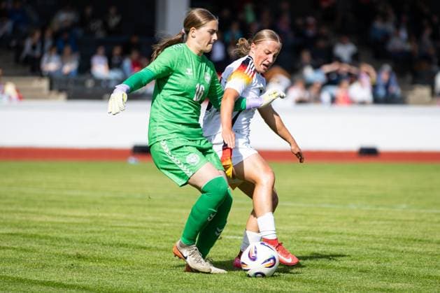 WU17 Länderspiel: Deutschland vs Dänemark; 14.09.25 Johanna Putzer (Nr.10, Deutschland) gegen Line Pjetursson (Nr.16, Dänemark) WU17 Länderspiel: Deutschland vs Dänemark, Stadion am 14.09.25 Copyright: xBEAUTIFULxSPORTS MarioxM.xKobergx