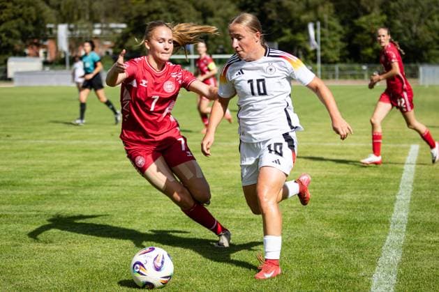 WU17 Länderspiel: Deutschland vs Dänemark; 14.09.25 Johanna Putzer (Nr.10, Deutschland) gegen Anna Holm (Nr.07, Dänemark) WU17 Länderspiel: Deutschland vs Dänemark, Stadion am 14.09.25 Copyright: xBEAUTIFULxSPORTS MarioxM.xKobergx