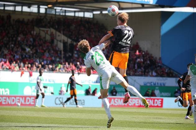 14.09.2025, xmohx, Fussball 2.Bundesliga, SpVgg Greuther Fuerth - 1.FC Kaiserslautern v.l. Jannik Dehm (Greuther Fürth Fuerth) Mika Haas (1. FC Kaiserslautern) Zweikampf, Aktion, action, battle for the ball (DFL DFB REGULATIONS PROHIBIT ANY USE OF PHOTOGRAPHS as IMAGE SEQUENCES and or QUASI-VIDEO) Fuerth