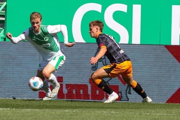 Philipp Ziereis 4 (Spvgg Greuther Fuerth), links, im Duell mit Natan Skytta 15 (1. FC Kaiserslautern), SpVgg Greuther Fuerth vs. 1. FC Kaiserslautern, DFL, 2. Bundesliga, Saison 2025 2026, Sportpark Ronhof Thomas Sommer, Hinrunde, 5. Spieltag, 14.09.2025 DFB regulations prohibit any use of photographs as image sequences and or quasi-video Fuerth Bayern Deutschland