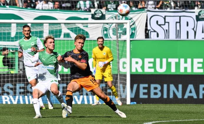 14.09.2025 - Fussball - Saison 2025 2026 - 2. Fussball - Bundesliga - 05. Spieltag: SpVgg Greuther Fürth ( Kleeblatt ) - 1. FC Kaiserslauten FCK ( Rote Teufel ) - Sportfoto Zink - xwoxzix - DFL regulations prohibit any use of photographs as image sequences and or quasi-video - only for editorial use - Marco John (24, SpVgg Greuther Fürth ) Naatan Skyttä (15, 1. FC Kaiserslautern FCK )