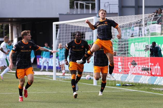 14.09.2025, xmohx, Fussball 2.Bundesliga, SpVgg Greuther Fuerth - 1.FC Kaiserslautern v.l. Torjubel nach dem Tor zum celebrating the goal celebrate 0:1 durch Naatan Mikael Skyttä (1. FC Kaiserslautern) (DFL DFB REGULATIONS PROHIBIT ANY USE OF PHOTOGRAPHS as IMAGE SEQUENCES and or QUASI-VIDEO) Fuerth