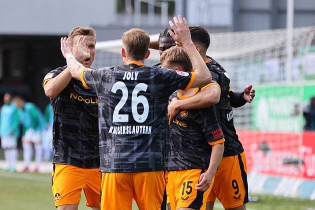 14.09.2025, xmohx, Fussball 2.Bundesliga, SpVgg Greuther Fuerth - 1.FC Kaiserslautern v.l. Torjubel nach dem Tor zum celebrating the goal celebrate 0:1 durch Naatan Mikael Skyttä (1. FC Kaiserslautern) (DFL DFB REGULATIONS PROHIBIT ANY USE OF PHOTOGRAPHS as IMAGE SEQUENCES and or QUASI-VIDEO) Fuerth