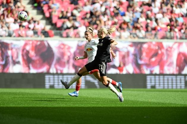 RECORD DATE NOT STATED Julia Landenberger (21; RB Leipzig Frauen) und Pernille Harder (21; FC Bayern Frauen 1) im Zweikampf um den Ball GPFPL RB Leipzig gegen FC Bayern 14.09.2025 Copyright: xJoshuaxHildebrandtx
