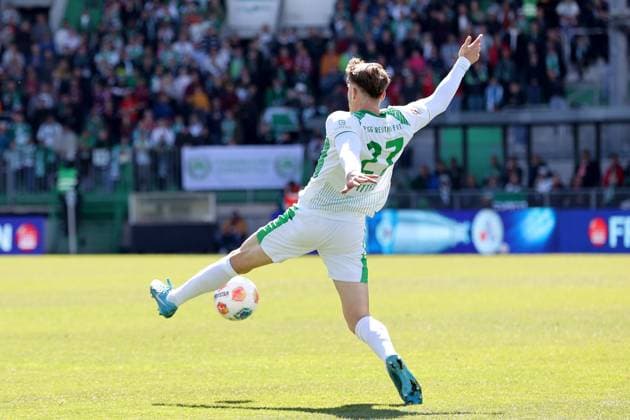 14.09.2025, xmohx, Fussball 2.Bundesliga, SpVgg Greuther Fuerth - 1.FC Kaiserslautern v.l. Luca Itter (Greuther Fürth Fuerth) (DFL DFB REGULATIONS PROHIBIT ANY USE OF PHOTOGRAPHS as IMAGE SEQUENCES and or QUASI-VIDEO) Fuerth