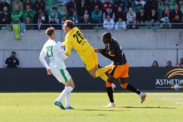 14.09.2025, xmohx, Fussball 2.Bundesliga, SpVgg Greuther Fuerth - 1.FC Kaiserslautern v.l. Luca Itter (Greuther Fürth Fuerth) Pelle Boevink (Greuther Fürth Fuerth) Faride Alidou (1. FC Kaiserslautern) Zweikampf, Aktion, action, battle for the ball (DFL DFB REGULATIONS PROHIBIT ANY USE OF PHOTOGRAPHS as IMAGE SEQUENCES and or QUASI-VIDEO) Fuerth