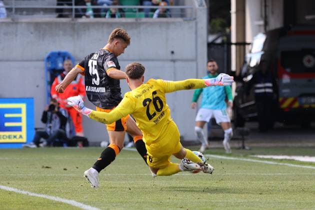 14.09.2025, xmohx, Fussball 2.Bundesliga, SpVgg Greuther Fuerth - 1.FC Kaiserslautern v.l. Naatan Mikael Skyttä (1. FC Kaiserslautern) Torschuetze, erzielt das Tor, Treffer, scores the goal 0:1 Pelle Boevink (Greuther Fürth Fuerth) (DFL DFB REGULATIONS PROHIBIT ANY USE OF PHOTOGRAPHS as IMAGE SEQUENCES and or QUASI-VIDEO) Fuerth