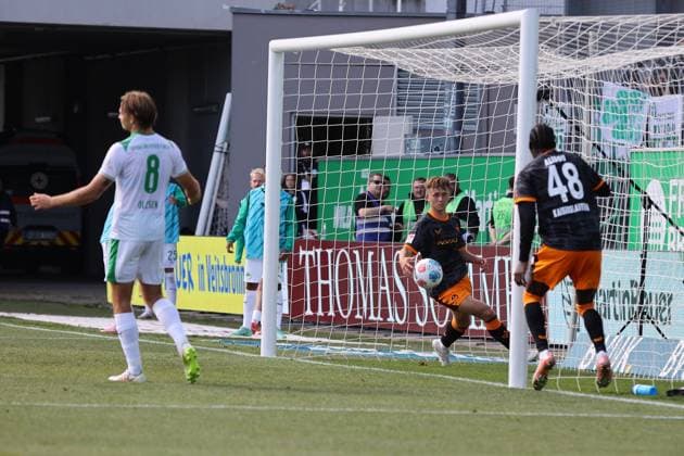 14.09.2025, xmohx, Fussball 2.Bundesliga, SpVgg Greuther Fuerth - 1.FC Kaiserslautern v.l. Torjubel nach dem Tor zum celebrating the goal celebrate 0:1 durch Naatan Mikael Skyttä (1. FC Kaiserslautern) (DFL DFB REGULATIONS PROHIBIT ANY USE OF PHOTOGRAPHS as IMAGE SEQUENCES and or QUASI-VIDEO) Fuerth