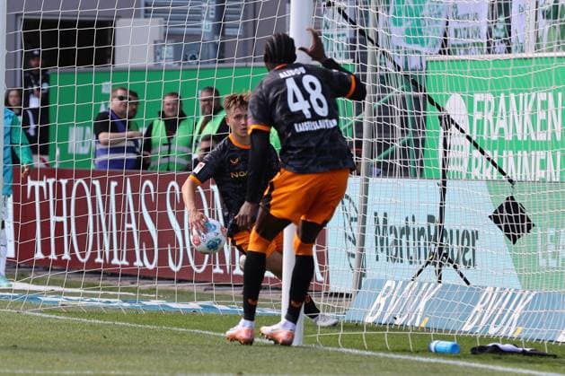 14.09.2025, xmohx, Fussball 2.Bundesliga, SpVgg Greuther Fuerth - 1.FC Kaiserslautern v.l. Torjubel nach dem Tor zum celebrating the goal celebrate 0:1 durch Naatan Mikael Skyttä (1. FC Kaiserslautern) (DFL DFB REGULATIONS PROHIBIT ANY USE OF PHOTOGRAPHS as IMAGE SEQUENCES and or QUASI-VIDEO) Fuerth