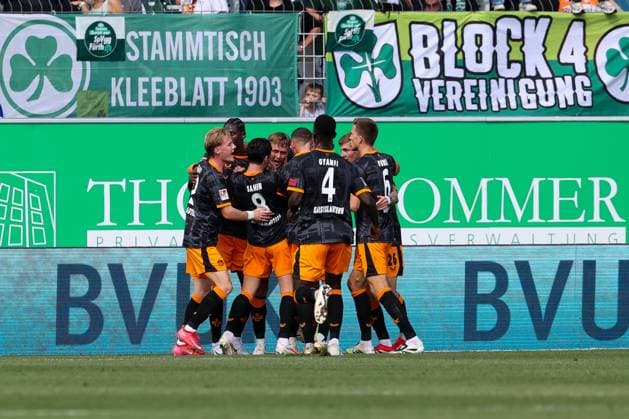 Torjubel der Mannschaft (1. FC Kaiserslautern) nach dem 0:1, SpVgg Greuther Fuerth vs. 1. FC Kaiserslautern, DFL, 2. Bundesliga, Saison 2025 2026, Sportpark Ronhof Thomas Sommer, Hinrunde, 5. Spieltag, 14.09.2025 DFB regulations prohibit any use of photographs as image sequences and or quasi-video Fuerth Bayern Deutschland