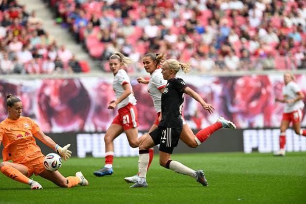 RECORD DATE NOT STATED Elvira Herzog (1; RB Leipzig Frauen) im Tor wehrt den Ball ab, während Julia Landenberger (21; RB Leipzig Frauen), Andrea Norheim (3; RB Leipzig Frauen) und Pernille Harder (21; FC Bayern Frauen 1) im Zweikampf agieren GPFPL RB Leipzig gegen FC Bayern 14.09.2025 Copyright: xJoshuaxHildebrandtx