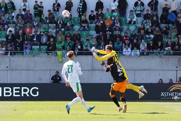 14.09.2025, xmohx, Fussball 2.Bundesliga, SpVgg Greuther Fuerth - 1.FC Kaiserslautern v.l. Luca Itter (Greuther Fürth Fuerth) Pelle Boevink (Greuther Fürth Fuerth) Faride Alidou (1. FC Kaiserslautern) Zweikampf, Aktion, action, battle for the ball (DFL DFB REGULATIONS PROHIBIT ANY USE OF PHOTOGRAPHS as IMAGE SEQUENCES and or QUASI-VIDEO) Fuerth