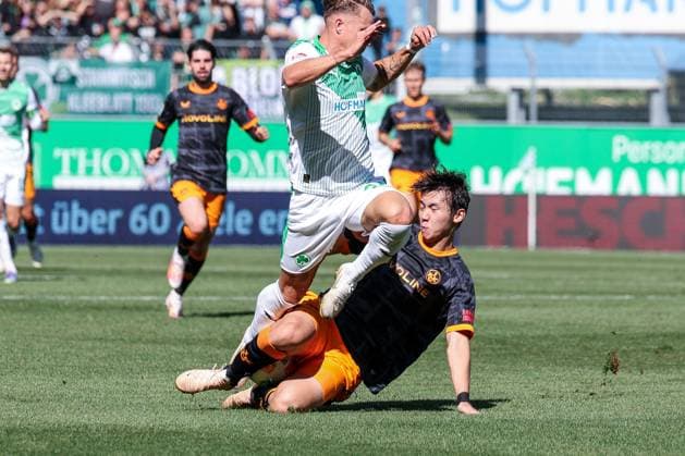 Jisoo Kim 5 (1. FC Kaiserslautern) graetscht einen Ball vor Felix Klaus 30 (Spvgg Greuther Fuerth) ab, SpVgg Greuther Fuerth vs. 1. FC Kaiserslautern, DFL, 2. Bundesliga, Saison 2025 2026, Sportpark Ronhof Thomas Sommer, Hinrunde, 5. Spieltag, 14.09.2025 DFB regulations prohibit any use of photographs as image sequences and or quasi-video Fuerth Bayern Deutschland