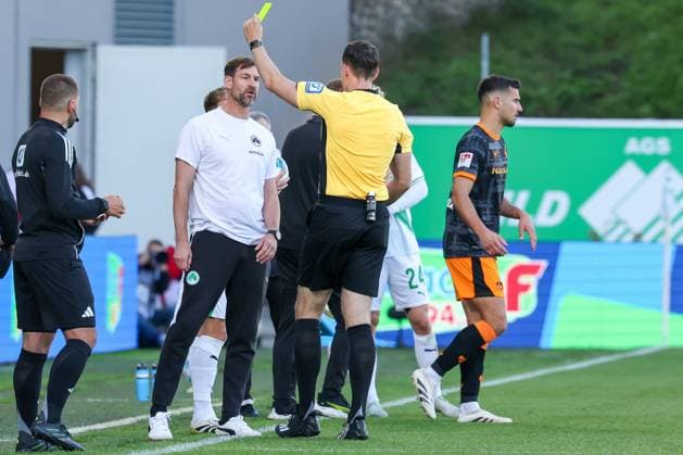 Gelbe Karte von Referee Schiedsrichter Richard Hempel an Trainer Thomas Kleine (Spvgg Greuther Fuerth), SpVgg Greuther Fuerth vs. 1. FC Kaiserslautern, DFL, 2. Bundesliga, Saison 2025 2026, Sportpark Ronhof Thomas Sommer, Hinrunde, 5. Spieltag, 14.09.2025 DFB regulations prohibit any use of photographs as image sequences and or quasi-video Fuerth Bayern Deutschland