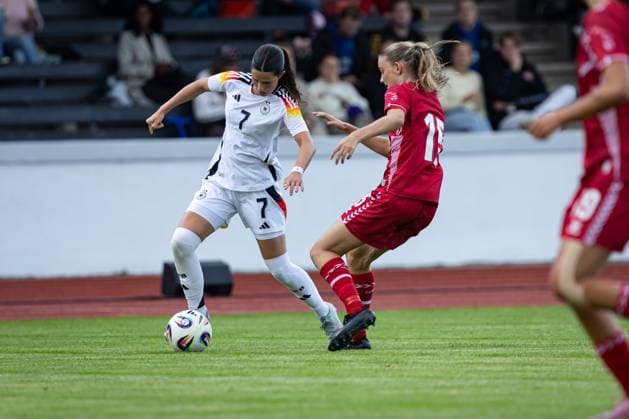 WU17 Länderspiel: Deutschland vs Dänemark; 14.09.25 Victoria Säring (Nr.07, Deutschland) gegen Mille Kjærgaard (Nr.15, Dänemark) WU17 Länderspiel: Deutschland vs Dänemark, Stadion am 14.09.25 Copyright: xBEAUTIFULxSPORTS MarioxM.xKobergx