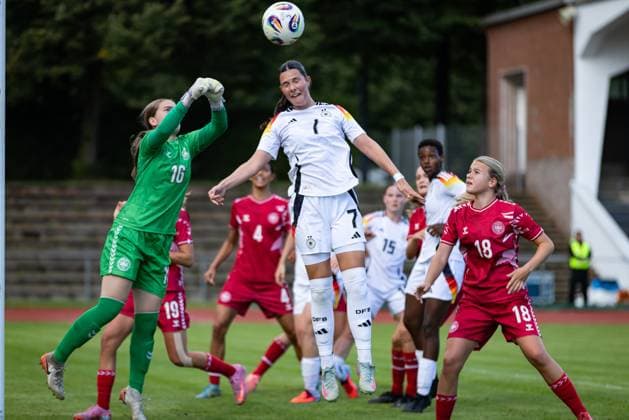 WU17 Länderspiel: Deutschland vs Dänemark; 14.09.25 Line Pjetursson (Nr.16, Dänemark) vor Victoria Säring (Nr.07, Deutschland) am Ball WU17 Länderspiel: Deutschland vs Dänemark, Stadion am 14.09.25 Copyright: xBEAUTIFULxSPORTS MarioxM.xKobergx