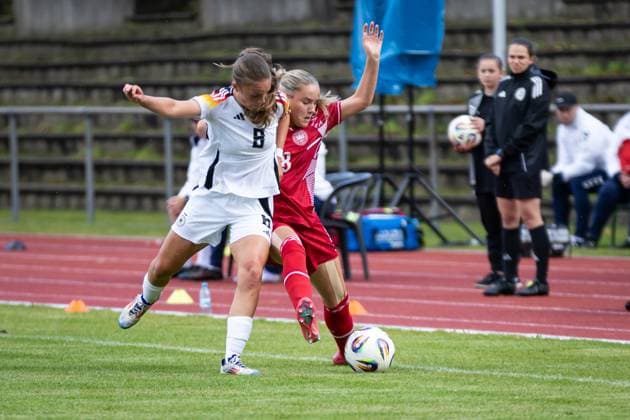 WU17 Länderspiel: Deutschland vs Dänemark; 14.09.25 Johanna Hebben (Nr.08, Deutschland)Kampf am Kreis Nellie Gejel Mulvad (Nr.08, Dänemark) WU17 Länderspiel: Deutschland vs Dänemark, Stadion am 14.09.25 Copyright: xBEAUTIFULxSPORTS MarioxM.xKobergx