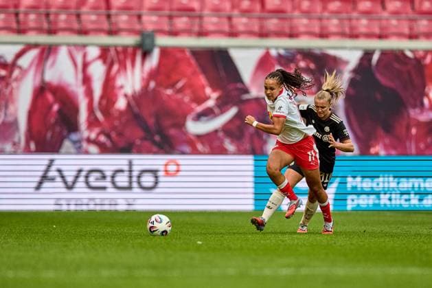 14.09.2025, GER, Frauenfußball, BL, 2025 2026, RB Leipzig - FC Bayern München Lisa Baum (11, RB Leipzig), Aktion, Sprint Richtung Ball Leipzig Red Bull Arena Sachsen Deutschland
