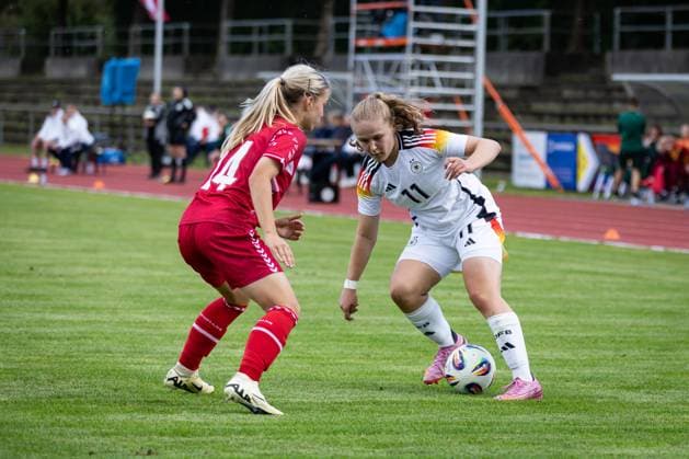 WU17 Länderspiel: Deutschland vs Dänemark; 14.09.25 Mia Giesen (Nr.11, Deutschland) gegen Evelina Thygsen (Nr.14, Dänemark) WU17 Länderspiel: Deutschland vs Dänemark, Stadion am 14.09.25 Copyright: xBEAUTIFULxSPORTS MarioxM.xKobergx