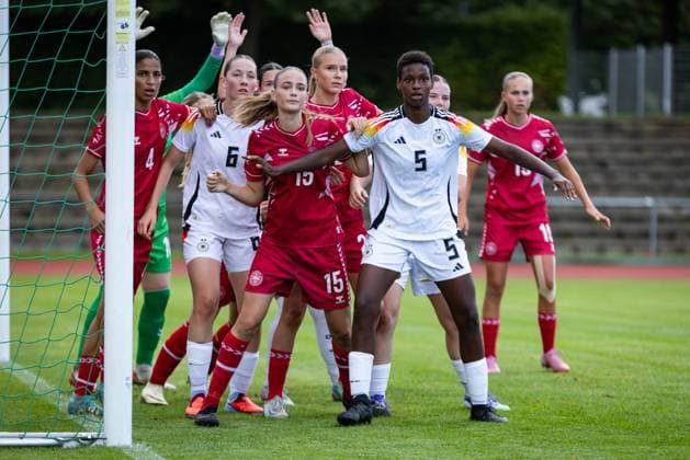 WU17 Länderspiel: Deutschland vs Dänemark; 14.09.25 Erwartung eines Eckballs WU17 Länderspiel: Deutschland vs Dänemark, Stadion am 14.09.25 Copyright: xBEAUTIFULxSPORTS MarioxM.xKobergx