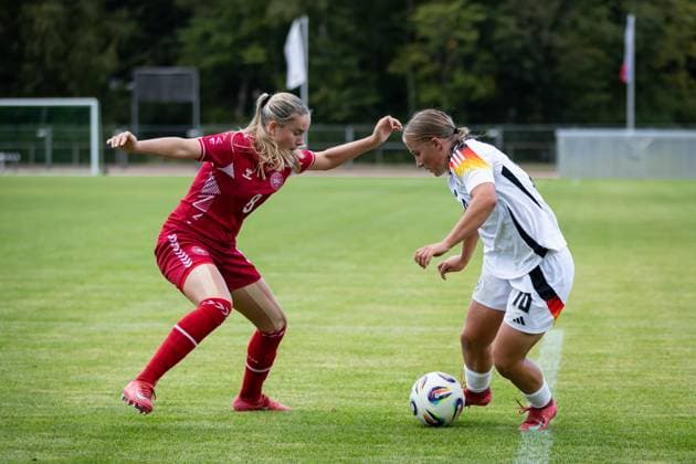 WU17 Länderspiel: Deutschland vs Dänemark; 14.09.25 Johanna Putzer (Nr.10, Deutschland) gegen Nellie Gejel Mulvad (Nr.08, Dänemark) WU17 Länderspiel: Deutschland vs Dänemark, Stadion am 14.09.25 Copyright: xBEAUTIFULxSPORTS MarioxM.xKobergx