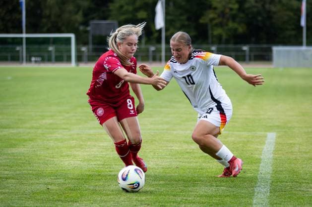 WU17 Länderspiel: Deutschland vs Dänemark; 14.09.25 Johanna Putzer (Nr.10, Deutschland) gegen Nellie Gejel Mulvad (Nr.08, Dänemark) WU17 Länderspiel: Deutschland vs Dänemark, Stadion am 14.09.25 Copyright: xBEAUTIFULxSPORTS MarioxM.xKobergx
