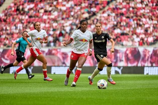 14.09.2025, GER, Frauenfußball, BL, 2025 2026, RB Leipzig - FC Bayern München Delice Boboy (17, RB Leipzig), Freisteller, Aktion, mit Ball Leipzig Red Bull Arena Sachsen Deutschland