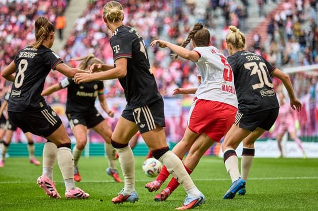 14.09.2025, GER, Frauenfußball, BL, 2025 2026, RB Leipzig - FC Bayern München Julia Magerl (5, RB Leipzig), Aktion, passt Ball in den Strafraum, Rückansicht Leipzig Red Bull Arena Sachsen Deutschland