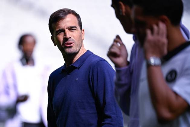 FOOTBALL : Lille vs Toulouse - Ligue 1 - 14 09 2025 Carles MARTINEZ NOVELL ( coach Toulouse ) during the Ligue 1 match between Lille OSC and Toulouse FC at Stade Pierre Mauroy on September 14 , 2025 in Lille, France. ( Photo by Federico Pestellini PsnewZ ) - LilleFrance  Copyright: xx