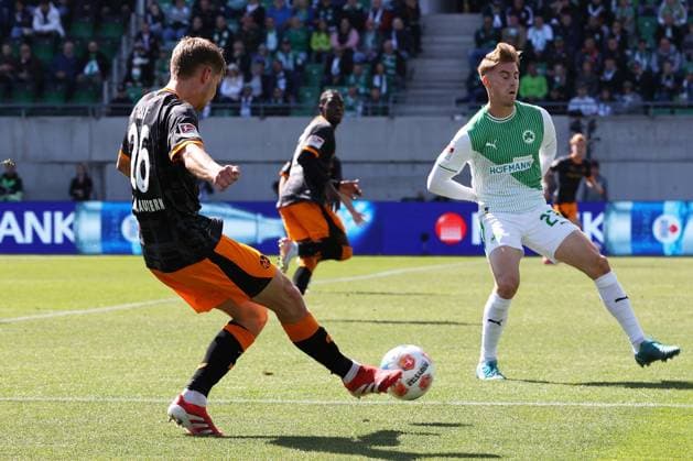 14.09.2025, xmohx, Fussball 2.Bundesliga, SpVgg Greuther Fuerth - 1.FC Kaiserslautern v.l. Paul Joly (1. FC Kaiserslautern) Luca Itter (Greuther Fürth Fuerth) Zweikampf, Aktion, action, battle for the ball (DFL DFB REGULATIONS PROHIBIT ANY USE OF PHOTOGRAPHS as IMAGE SEQUENCES and or QUASI-VIDEO) Fuerth