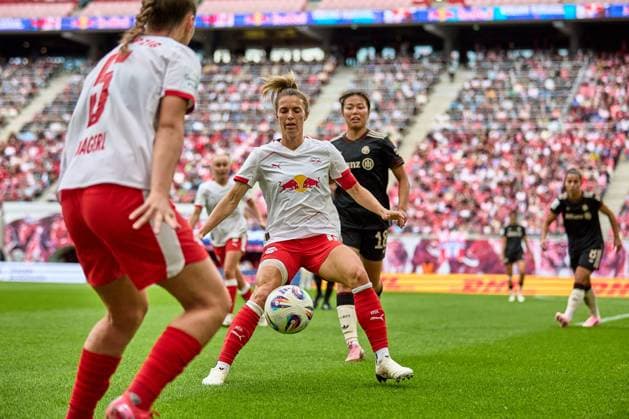 14.09.2025, GER, Frauenfußball, BL, 2025 2026, RB Leipzig - FC Bayern München Sandra Starke (13, RB Leipzig), Aktion, mit Ball, Annahme nach Einwurf Leipzig Red Bull Arena Sachsen Deutschland