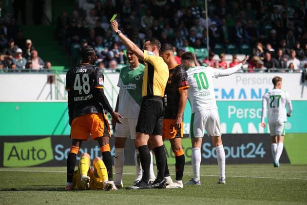 14.09.2025, xmohx, Fussball 2.Bundesliga, SpVgg Greuther Fuerth - 1.FC Kaiserslautern v.l. Faride Alidou (1. FC Kaiserslautern) sieht die gelbe Karte von Schiedsrichter Referee Richard Hempel (Dresden) Pelle Boevink (Greuther Fürth Fuerth) verletzt, Verletzung, Schmerz, Schmerzen (DFL DFB REGULATIONS PROHIBIT ANY USE OF PHOTOGRAPHS as IMAGE SEQUENCES and or QUASI-VIDEO) Fuerth