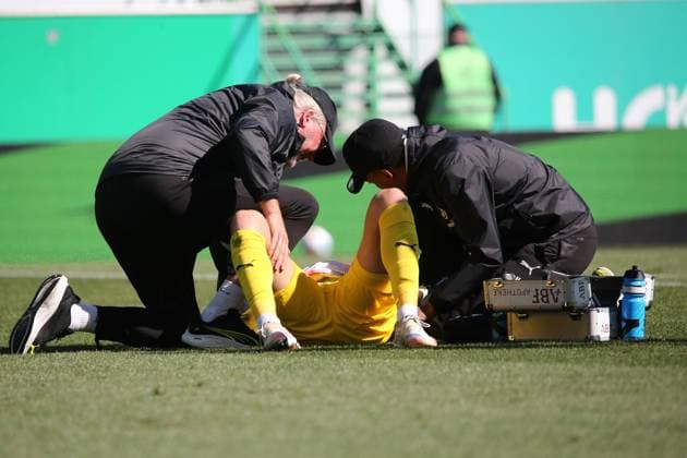14.09.2025, xmohx, Fussball 2.Bundesliga, SpVgg Greuther Fuerth - 1.FC Kaiserslautern v.l. Pelle Boevink (Greuther Fürth Fuerth) verletzt, Verletzung, Schmerz, Schmerzen (DFL DFB REGULATIONS PROHIBIT ANY USE OF PHOTOGRAPHS as IMAGE SEQUENCES and or QUASI-VIDEO) Fuerth