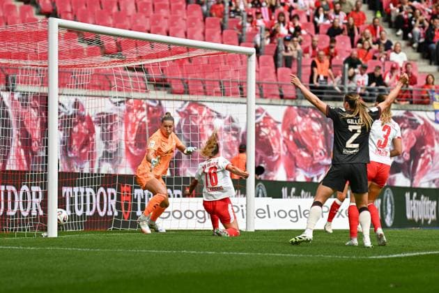 Fußball I Frauen I Saison 2025-2026 I Bundesliga I 2. Spieltag I RB Leipzig - FC Bayern München I 14.09.2025 Elvia Johanna Herzog (1, Rasenballsport Leipzig) lässt den Ball passieren, Annabel Schasching (16, Rasenballsport Leipzig) kommt mit der Grätsche zu spät, Vanessa Gilles (2, FC Bayern München) reißt zum Jubel die Arme hoch (v.l.n.r.) Leipzig Red Bull Arena Sachsen Deutschland Copyright: xLobeca InesxHähnelx
