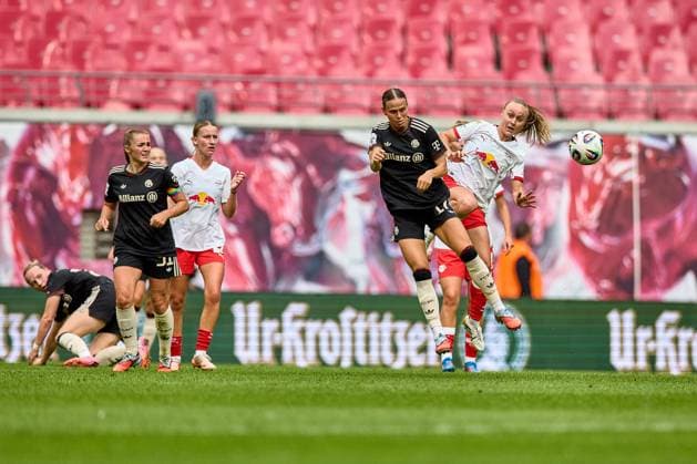 14.09.2025, GER, Frauenfußball, BL, 2025 2026, RB Leipzig - FC Bayern München Klara Bühl (17, FC Bayern München), Lou-Ann Joly (6, RB Leipzig, re.), Aktion, Kopfballduell, Blick dem Ball nach Leipzig Red Bull Arena Sachsen Deutschland