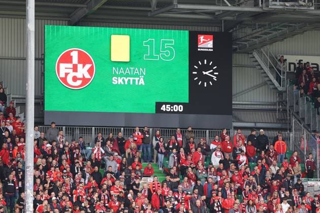 14.09.2025, xmohx, Fussball 2.Bundesliga, SpVgg Greuther Fuerth - 1.FC Kaiserslautern v.l. Anzeigetafel Naatan Mikael Skyttä (1. FC Kaiserslautern) gelbe Karte (DFL DFB REGULATIONS PROHIBIT ANY USE OF PHOTOGRAPHS as IMAGE SEQUENCES and or QUASI-VIDEO) Fuerth