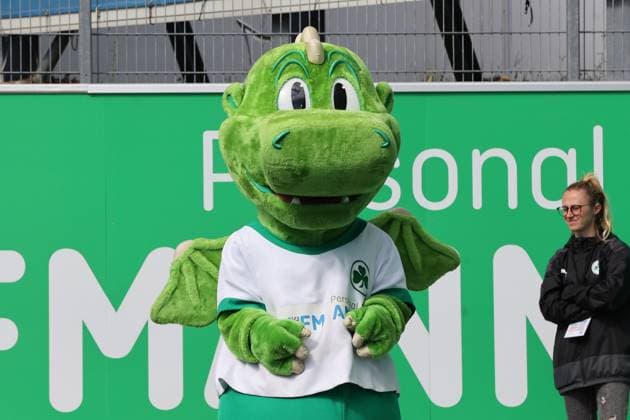 14.09.2025, xmohx, Fussball 2.Bundesliga, SpVgg Greuther Fuerth - 1.FC Kaiserslautern v.l. Maskottchen (DFL DFB REGULATIONS PROHIBIT ANY USE OF PHOTOGRAPHS as IMAGE SEQUENCES and or QUASI-VIDEO) Fuerth