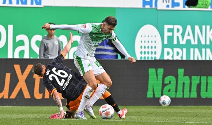14.09.2025 - Fussball - Saison 2025 2026 - 2. Fussball - Bundesliga - 05. Spieltag: SpVgg Greuther Fürth ( Kleeblatt ) - 1. FC Kaiserslauten FCK ( Rote Teufel ) - Sportfoto Zink MeZi - xmexzix - DFL regulations prohibit any use of photographs as image sequences and or quasi-video - only for editorial use - Paul Joly (26, 1. FC Kaiserslautern FCK ) Branimir Hrgota (10, SpVgg Greuther Fürth, rechts )
